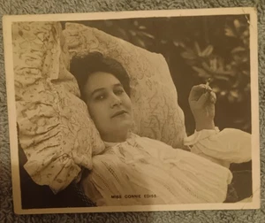 Actriz reclinada Miss Connie Ediss con cigarrillo - Tarjeta enana Coventry, 1904 - Imagen 1 de 2