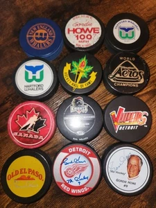 9 Gordie Howe Detroit Red Wings Puck Lot With 3 Signed  - Bild 1 von 4