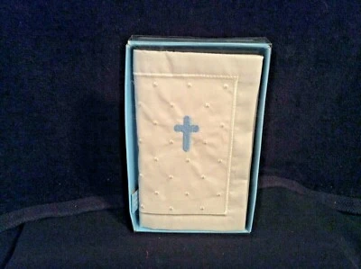 Capa Herança Branca DaySpring Menino 1ª Bíblia com Cruz Azul KJV - Imagem 1 de 4