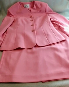 Tuta donna Le Suit rosa 100% poliestere 2 pezzi gonna/giacca nuova con etichette taglia 12 $200 prezzo consigliato - Foto 1 di 21