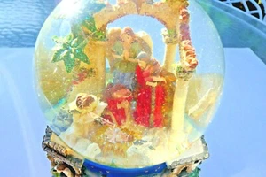 RARE VINTAGE MUSICAL SNOW GLOBE NATIVITY ROTATING BASE SILENT NIGHT - Picture 1 of 9