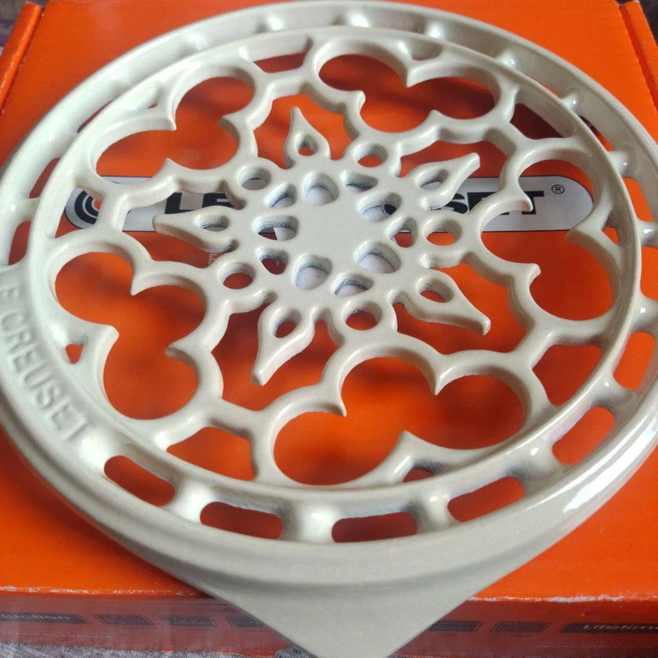 Vajilla de fundición Le Creuset redonda trivet merengue duna 21 cm Foto 1 de 4