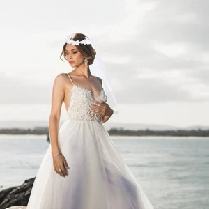 White Flower Bridal Veil Hair Accessory for Bride Wedding Elegant Design Event - Picture 1 of 11