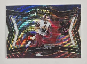 2024 Select Field Level Tri-Color Prizm #476 Jayden Daniels - /99 - SP Rookie RC - Foto 1 di 5