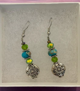 Ohrringe Tschechisch geschliffen grünes Glas türkisfarbener Stein & silberfarben handgefertigt - Bild 1 von 1