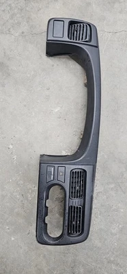 2001 NISSAN FRONTIER PAINEL MOLDURA COM ABERTURAS E INTERRUPTOR DE ESPELHO PRETO - Imagem 1 de 4