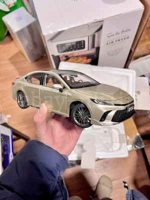 1:18 Scale 2024~2025 Toyota Camry SE Diecast Model Car - Image 1 of 4