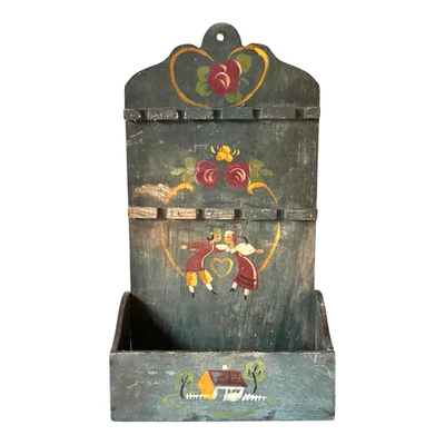 Antiguo estante colgante de cuchara tallada en madera pintada de arte popular holandés de Pensilvania Foto 1 de 4