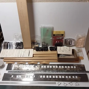 Walthers O Scale New Haven (NH) Diner Kit mit Interieur und zusätzlichen LKWs und mehr - Bild 1 von 6