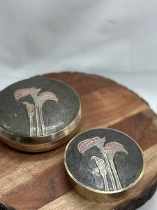 Vintage MCM Konvolut 2 Schmuckstücke Rosenthal Netter Messing mit Emaille Lilien Kommode - Bild 1 von 5