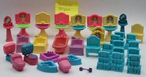 VINTAGE LG LOT 35 pcs UNMARKED PLASTIC DOLL DOLLHOUSE FURNITURE BATHROOM - Picture 1 of 2