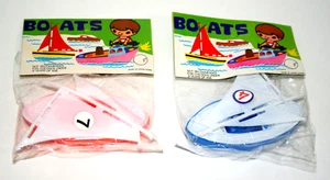 2 Dime Store Spielzeugboot Segelboot Kunststoff 1970er Nos Neu MIB Hong Kong Farben variieren - Bild 1 von 5