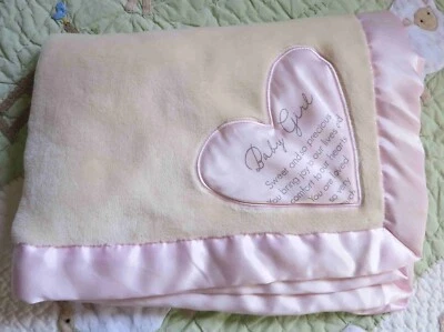 Bebé niña blanca crema dulce y tan preciosa... Manta corazón borde satinado rosa usada en excelente estado Foto 1 de 3