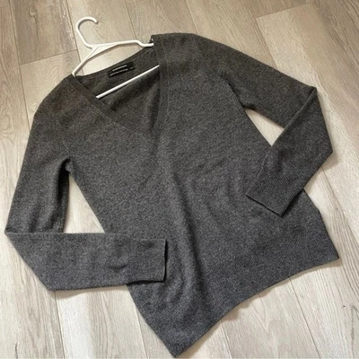 Suéter Club Monaco cachemir cuello en V mujer gris (pequeño) clásico minimalista chic Foto 1 de 4