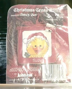 Janlynn Suzy's Zoo Suzy Kit Punto Croce Natale 3X3 Ornamento Vacanze 1989 Nuovo - Foto 1 di 9