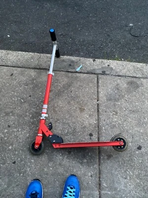 New Mongoose scooter for kids red blue black led lights in wheels green blue red - Image 1 of 3