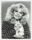 1982 Press Photo Actress Sally Struthers With Kitten In "Gloria" - Kfp09322