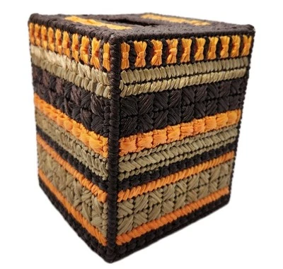 Cubierta de caja de pañuelos vintage punta de aguja hilo de lona de plástico hecho a mano años 70 abuela Foto 1 de 4