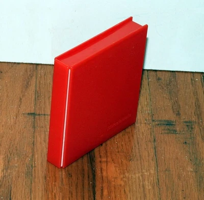 Red Media Mate 3-1/2-inch floppy disk storage box. Holds 4 diskettes - Image 1 of 3