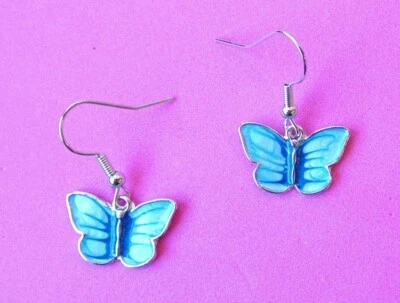 Lindos pendientes mariposa azul en esmalte azul. Orejas de mariposa de moda pequeñas azules.  Foto 1 de 4