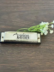 De colección Hohner Armónica 4" Principiante Angelina McKeithen Firma Coleccionable - Imagen 1 de 8