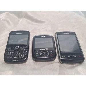 Lote de teléfonos celulares vintage - BlackBerry Curve 8530, Storm2 9550, LG MN240 solo piezas - Imagen 1 de 7