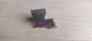 Louisiana State geformte goldfarbene Anstecknadel mit lila Schriftzug Umriss Pelikan Bayou - Bild 1 von 3