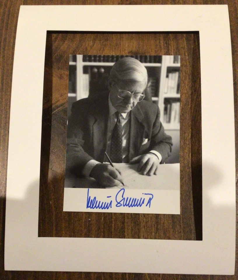 HELMUT SCHMIDT SIGNED PHOTOGRAPH 5.75X4.25 INCHES FORMER CHANCELLOR OF GERMANY - Image 1 of 1