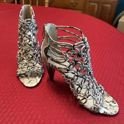 Sandalias Vince Camuto Usadas en Excelente Condición Talla 9 Tacón Alto Trenzadas Enjauladas Piel de Serpiente Ambrina Foto 1 de 4
