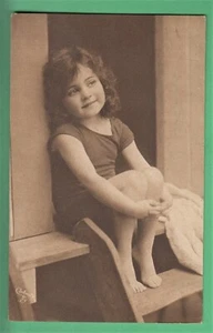 🌞 "LITTLE SUNSHINE" PRETTY GIRL BY BEACH HUT POSTSTEMPEL 1919😊BUY 2 GET 1 FREE - Bild 1 von 2