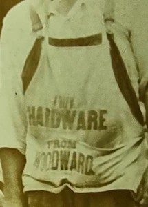RPPC TOLLE WERBEPOSTKARTE. (ICH KAUFE HARDWARE VON WOODWARE) AUF ALLEN 4 SCHÜRZEN - Bild 1 von 9