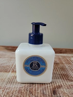 Loción extra suave para manos y cuerpo L'OCCITANE 5 % manteca de karité bomba de 10,1 oz Foto 1 de 4