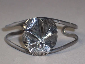 VINTAGE STERLINGSILBER NYE 3D STIEFMÜTTERCHEN BLUME MANSCHETTE ARMBAND - Bild 1 von 5