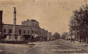 Postal OH: North Broadway, Monumento, Ginebra, Ohio, Foto en blanco y negro DB 1910 - Imagen 1 de 2