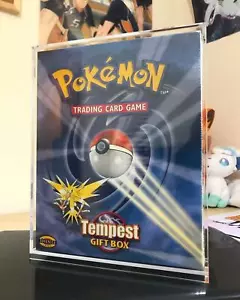 Pokemon Geschenkbox Schutz Vitrine/Sturm/Gewitter/Starter - Bild 1 von 2