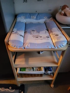 Wickeltisch In Buche mit Wickelauflage und 2 Ablagen - Bild 1 von 1