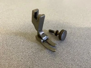Singer 95- 80 Part (1945) – Presser Foot & Thumb Screw * - Imagen 1 de 1