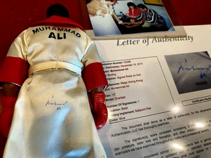Muhammad Ali Signed 12” Boxing Figurine in Boxing Robe -JSA LOA - Picture 1 of 4