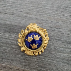 Broche prendedor sueco tres coronas esmalte azul placa dorada vintage Sporrong & Co. - Imagen 1 de 5