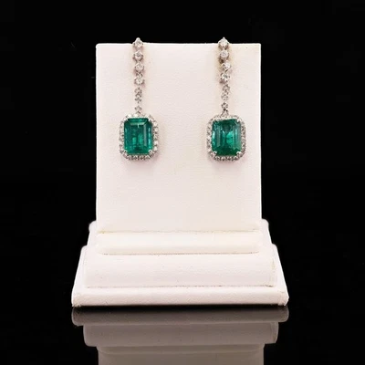 Pendientes colgantes de platino de diamantes y esmeraldas de 4,98 quilates con diamantes de 0,76 quilates Foto 1 de 4