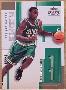 2003-04 Fleer genuino Marcus Banks radiocontrol novato genuino lado positivo #D/799 - Imagen 1 de 2