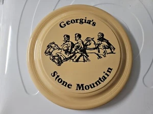 Disco volador de recuerdo de plástico vintage de 9" de Georgia's Stone Mountain RARO - Imagen 1 de 2