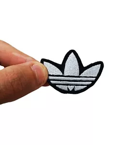 2X Patch ricamate Adidas logo fiore abbigliamento sport bianco - Bild 1 von 1