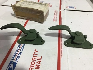 M35 M800 series 10 ton Windshield Glass Latches, NOS, Excellent Condition - Foto 1 di 5