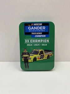 Menards Racing 2 Decks Spielkarten Sealed mit Tin Brandneu - Bild 1 von 3