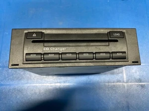 AUDI TT 8J MK2 / A3 8P / A4 B6 B7 6 CD DISC CHANGER UNIT 8E0035111D - Picture 1 of 5
