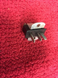 P-303-AB   CINCH JONES  3 PIN PLUG - Picture 1 of 1