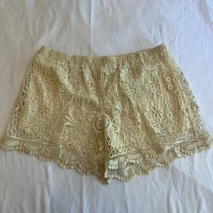 Vivid Collections Of NY Ivory Lined Crochet 100% Cotton Shorts Women’s Large - Picture 1 of 8