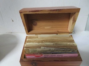 Vtg. Cedar Wooden Hinged Recipe/Index File Box with Recipe's - Bild 1 von 8