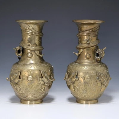 Mirrored Pair of Incised Brass Dragon Vase - China Mid 20th. C. - Bild 1 von 4